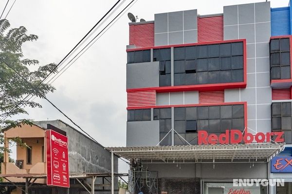 RedDoorz Plus near Millenium ICT Centre Medan 2 Öne Çıkan Resim