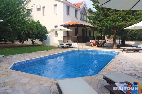 Remarkable 5-bed Villa in Miliou Village Paphos Öne Çıkan Resim
