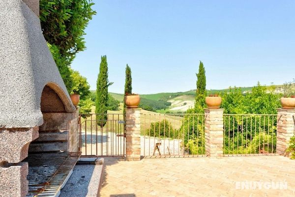 Scenic Holiday Home in Montalcino With Swimming Pool Öne Çıkan Resim