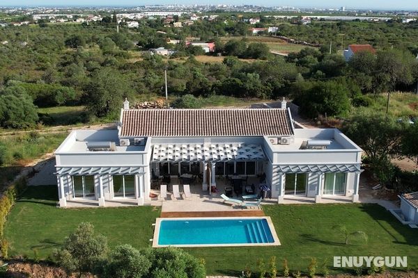 Semi-detached Villa With Pool In Rural Setting Öne Çıkan Resim