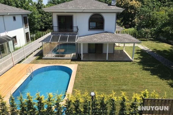 Sleek Villa in Sapanca With Pool and Winter Garden Öne Çıkan Resim