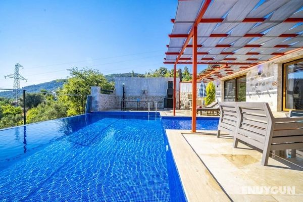Sleek Villa With Pool Backyard Jacuzzi in Kas Öne Çıkan Resim