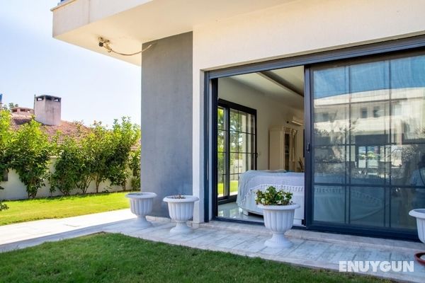 Sleek Villa With Private Pool and Garden in Cesme Öne Çıkan Resim