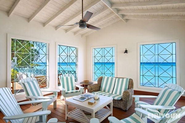 Southwinds Beach House is a 3 Bedroom With Exquisite sea Views Öne Çıkan Resim