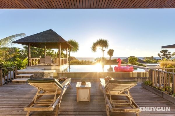 Spacious 3 Bedrooms Private Pool Beachfront Villa in Seminyak Öne Çıkan Resim