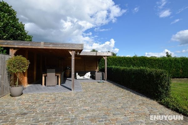 Spacious Villa in Zingem With Garden Oda Düzeni