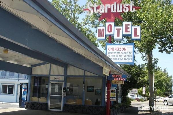 Stardust Motel Genel