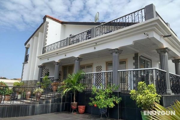 Striking 4-bed Gated House in Awoshie Öne Çıkan Resim