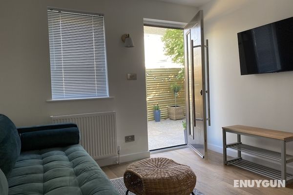 Stunning 2-bed Self Contained Oasis in Eastbourne Oda Düzeni