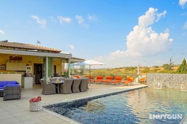 Stunning 3 bedroom villa 'JZ02' with private pool, beautiful interiors, communal pool and resort facilities, Zephyros Village, Aphrodite Hills Öne Çıkan Resim