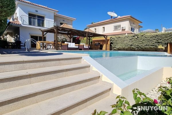 Stunning 5-bed Beach Front Villa, Private Beach Öne Çıkan Resim