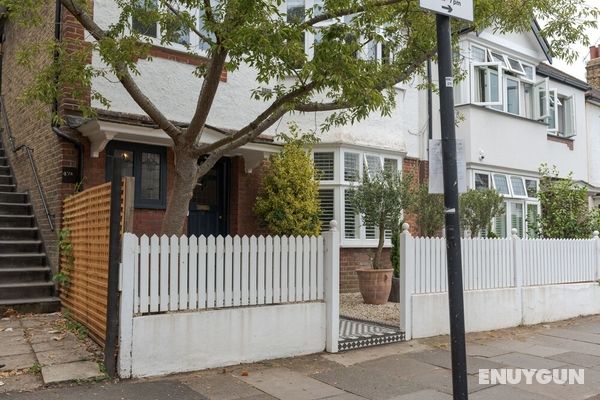 Stunning one Bedroom Flat With Large Terrace in Chiswick by Underthedoormat Dış Mekan