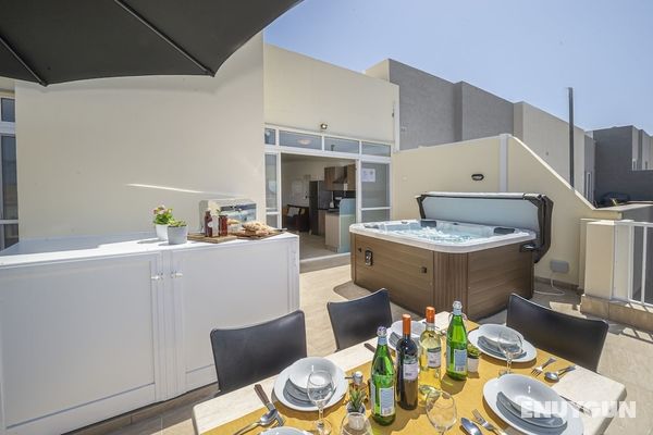 Summer Breeze Penthouse with large Terrace and Hot Tub by Getaways Malta Öne Çıkan Resim