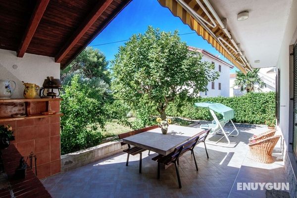 Sun Filled Apartment in Pakostane Dalmatia With Garden Öne Çıkan Resim