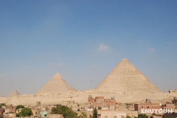 Sunny Pyramids View Öne Çıkan Resim