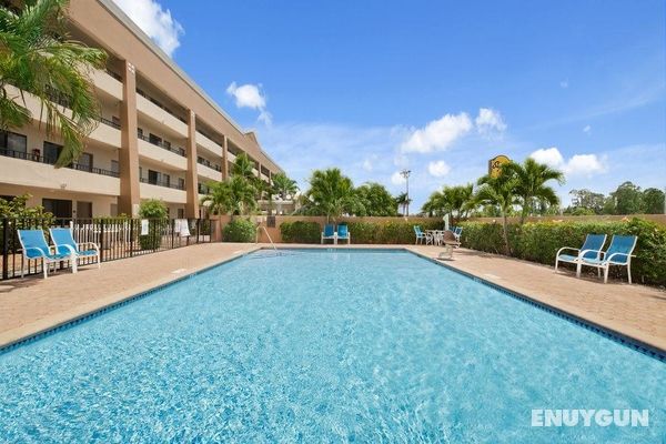 Super 8 by Wyndham Fort Myers Genel