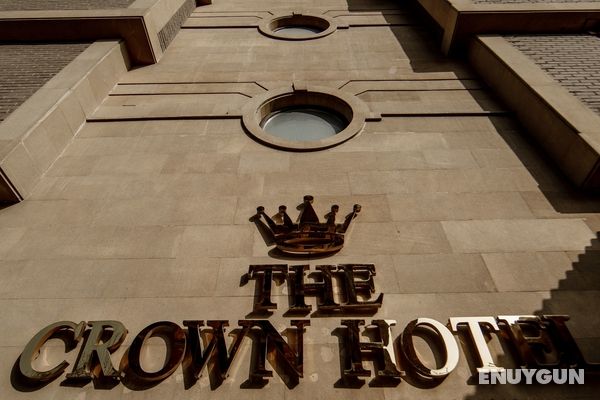 The Crown Hotel Genel