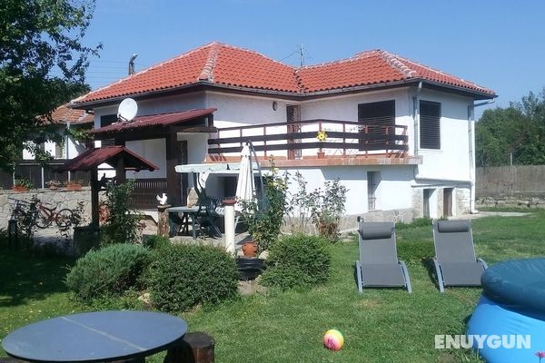 Three Bedroom House With Garden Only 10 km From Veliko Tarnovo Öne Çıkan Resim
