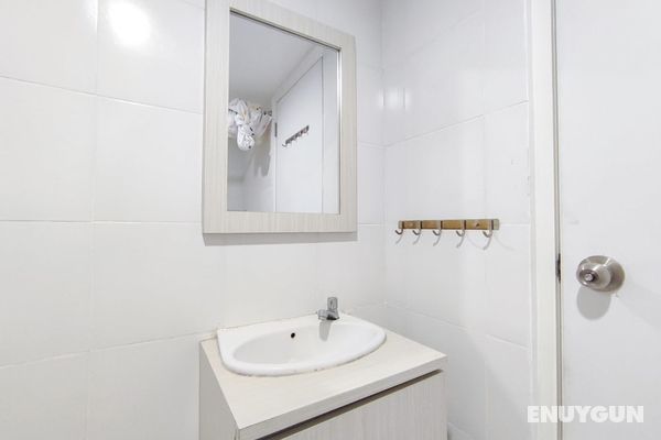 Warm And Cozy Style Studio Room At Paltrow City Apartment Banyo Tipleri
