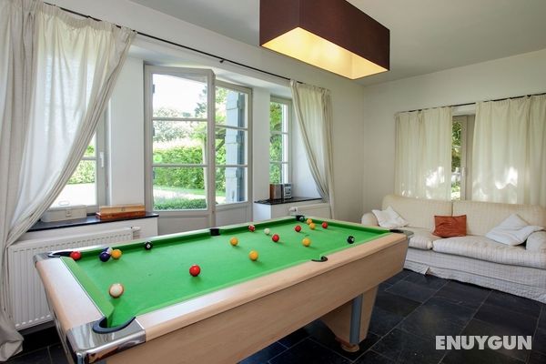 With Billiards, Table Tennis and Collection of Modern art in a Rural Setting Genel