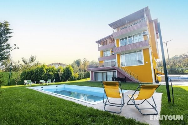 Villa With Private Pool and Garden in Kartepe Öne Çıkan Resim