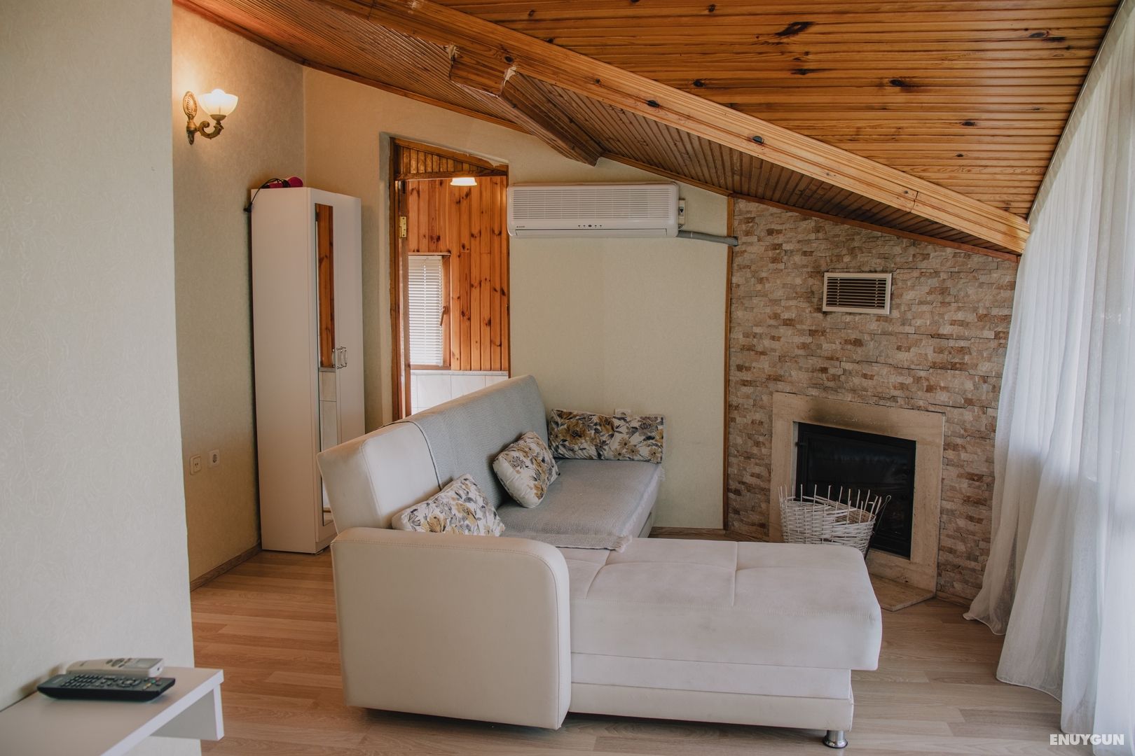 Suite Room with Fireplace and Jacuzzi