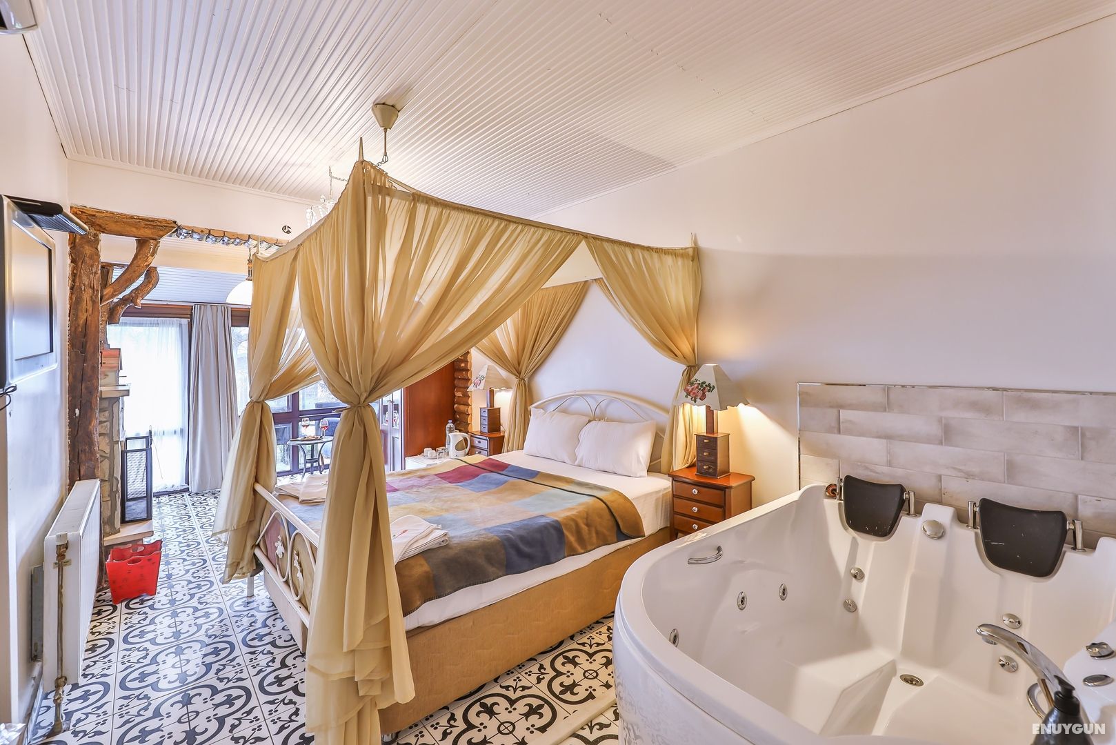 Bungalow with Jacuzzi, Garden View, Fireplace and Jacuzzi