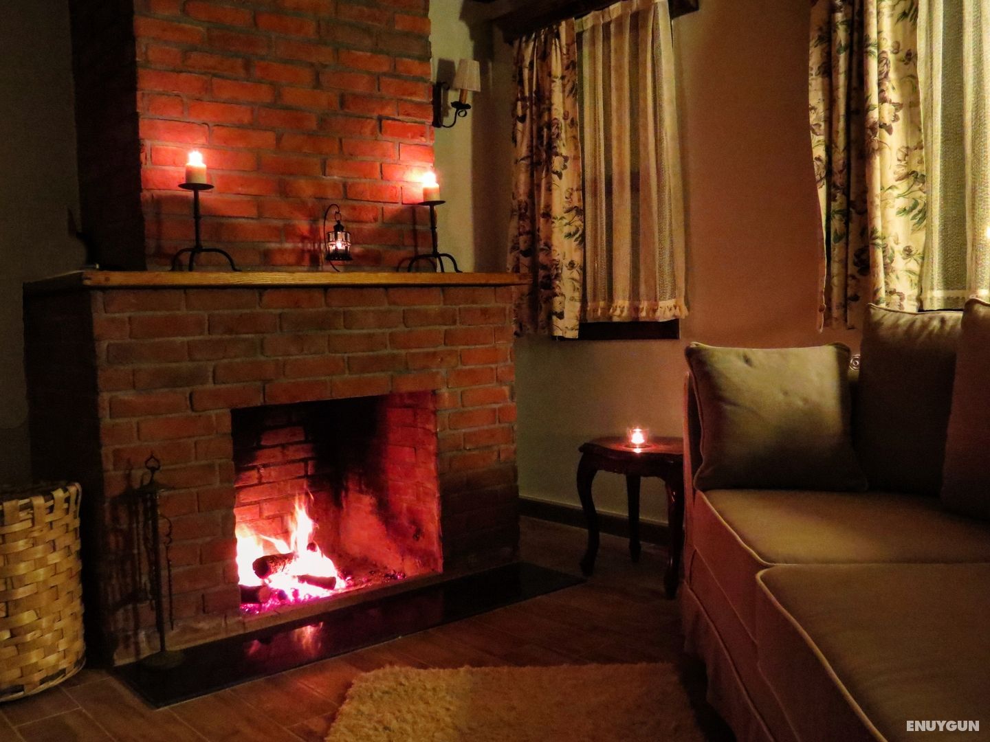 Deluxe Room with Fireplace and Spa Tub