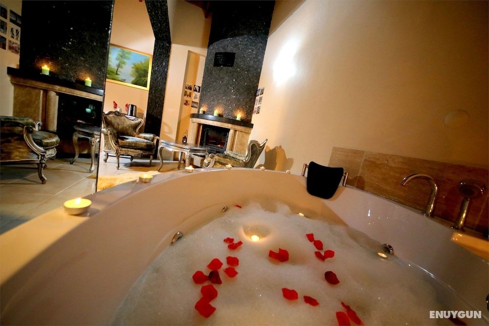 Grand Suite, 1 Queen Bed, Hot Tub, Courtyard View