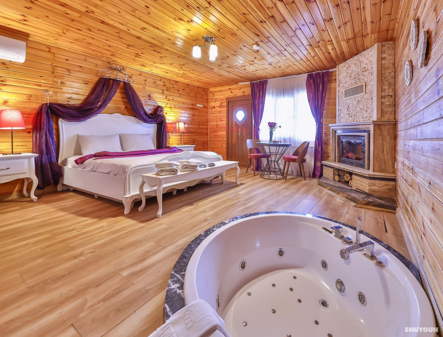 Bungalow Room with Fireplace, Jacuzzi, Garden and Pool View
