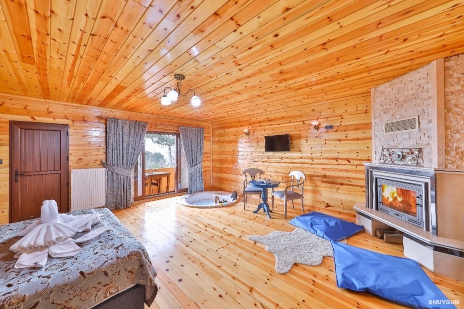 Bungalow Room with Fireplace and Jacuzzi