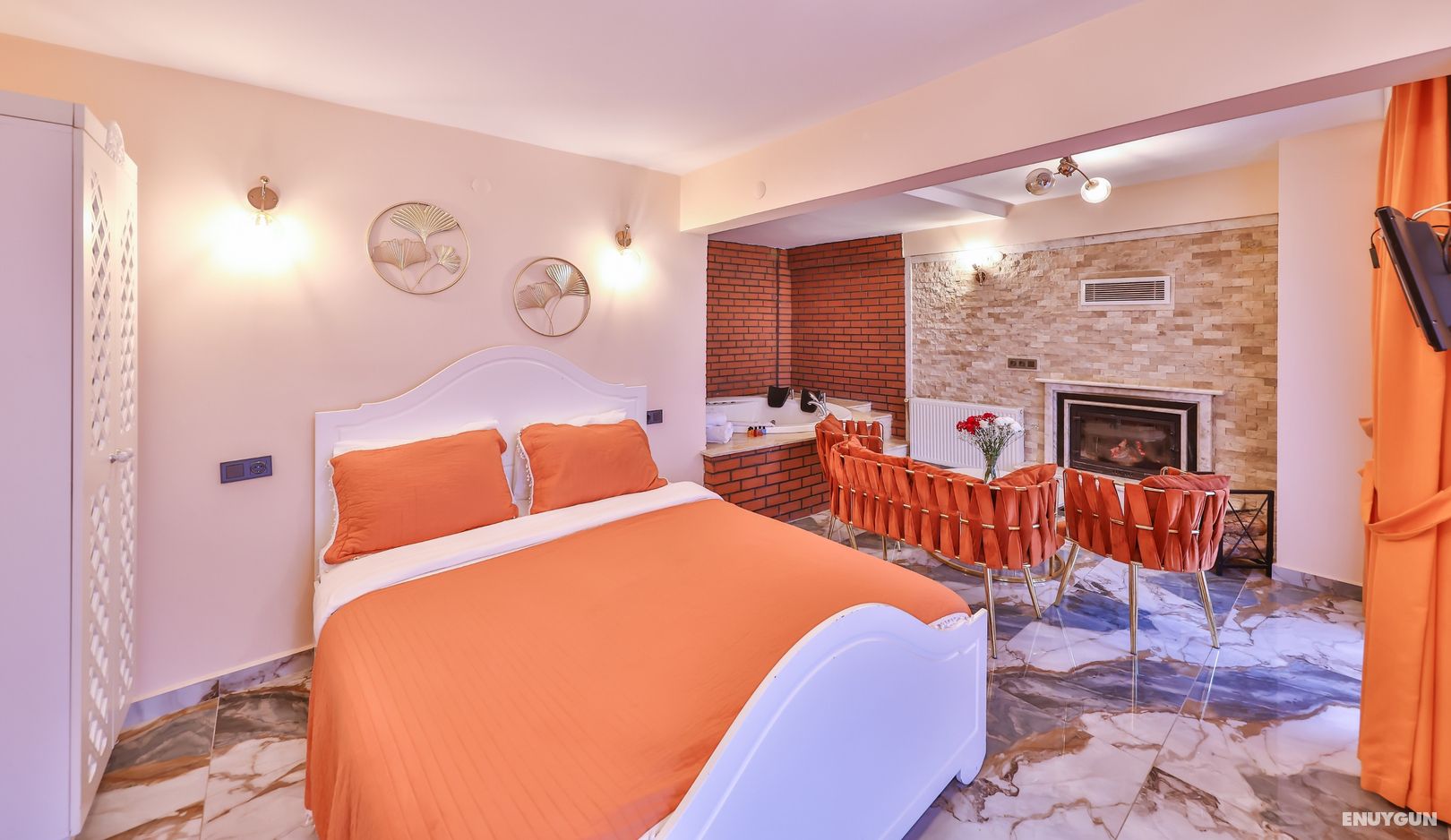 Standard Double Orange Room with Fireplace and Jacuzzi