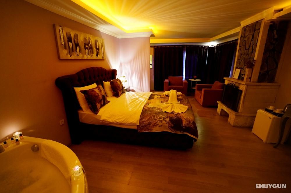 Bridge Room, River View, Fireplace and Jacuzzi