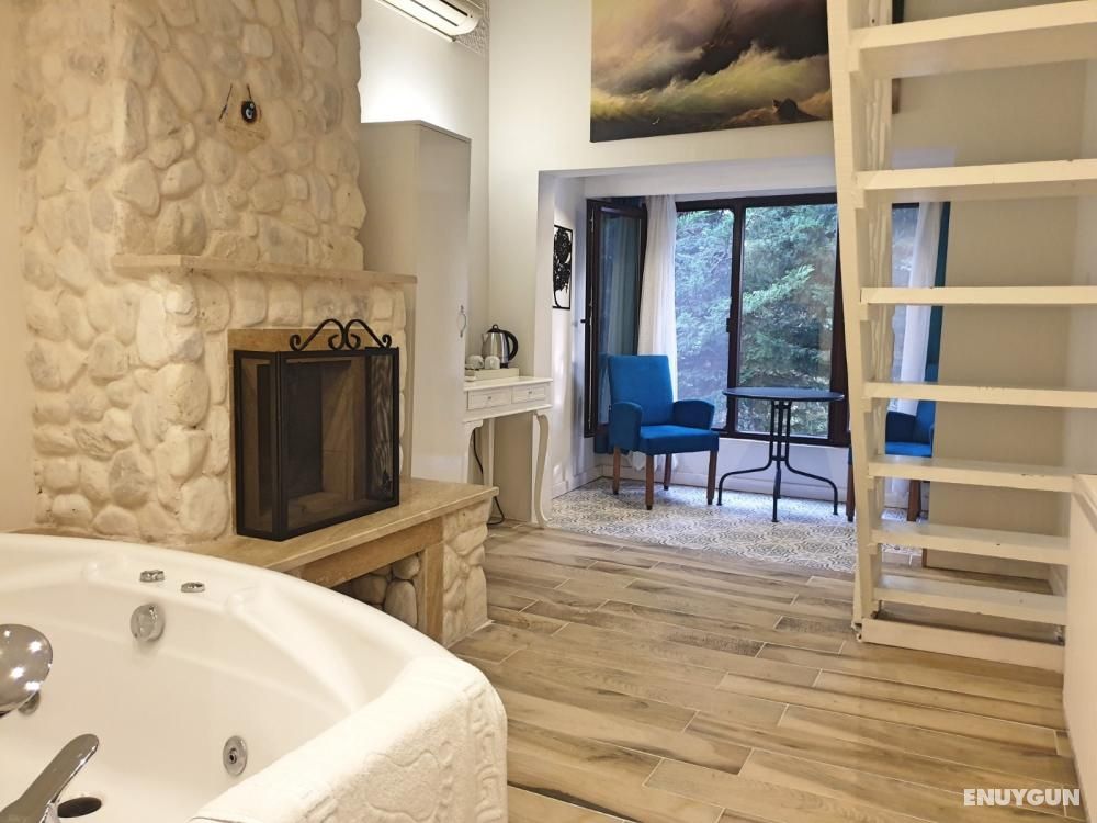 Pier Room, River View, Fireplace and Jacuzzi