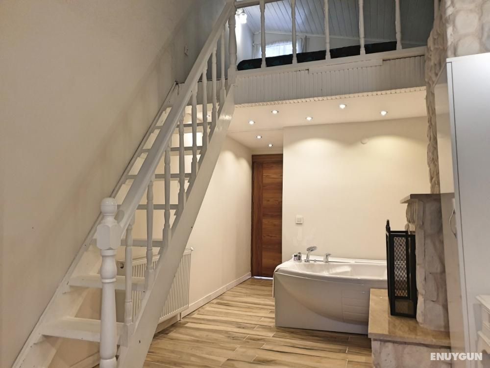 Starboard Room, River View, Fireplace and Jacuzzi