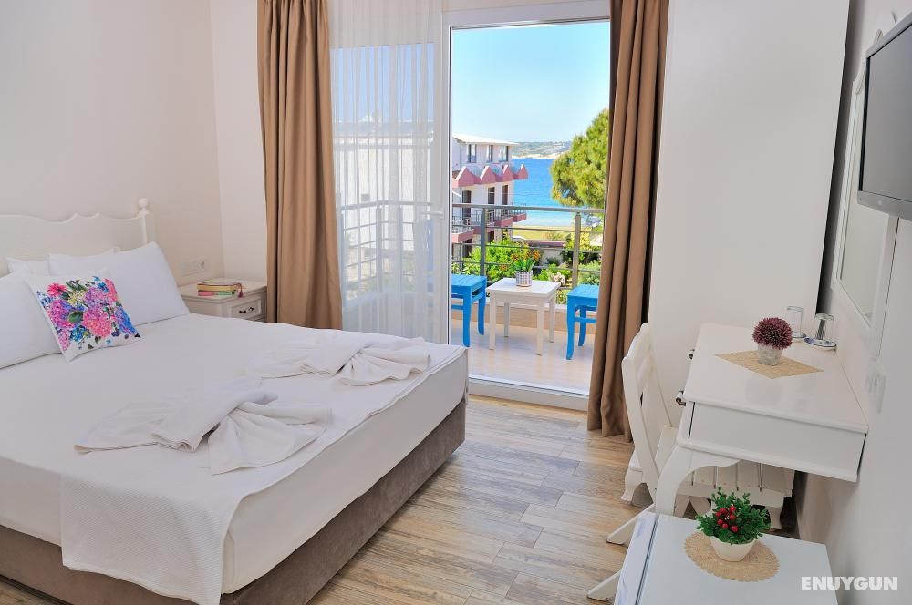 Deluxe Room with balcony, Partial Sea View, Balcony