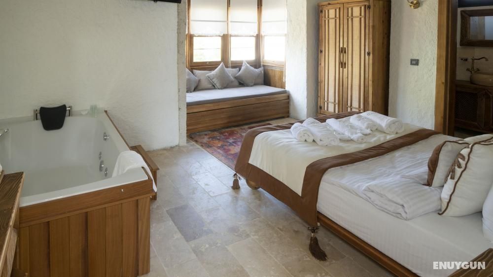 Deluxe Room with Bay Window and Jacuzzi