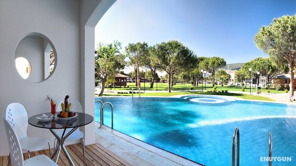 Pool Select Room