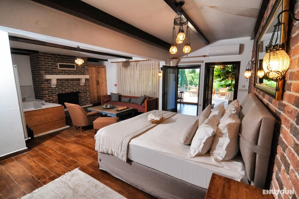Executive Deluxe Suite with Jacuzzi, River View, Fireplace and Jacuzzi