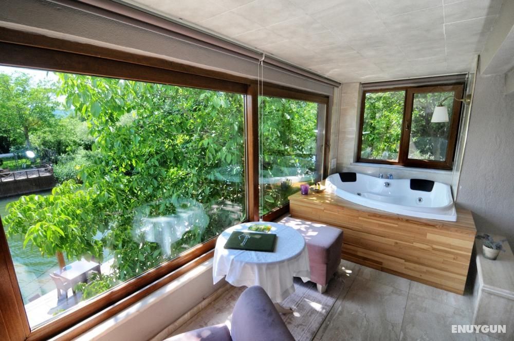 Deluxe Suite with Jacuzzi, River View