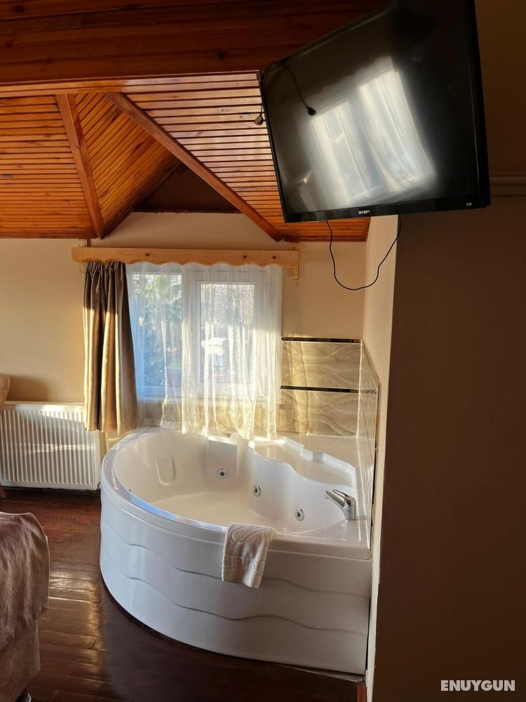 Deluxe Room with Jacuzzi and Fireplace, Lake View, Fireplace and Jacuzzi