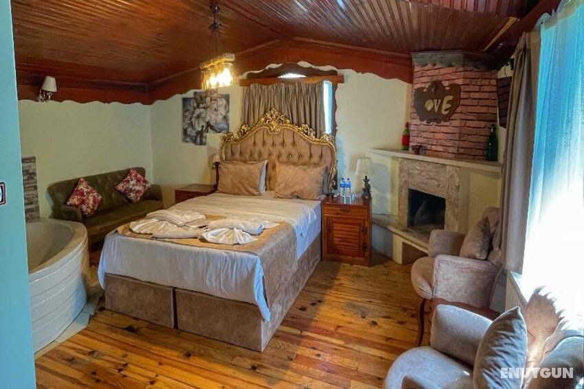 Bungalow with Jacuzzi and Fireplace, Garden View, Fireplace and Jacuzzi