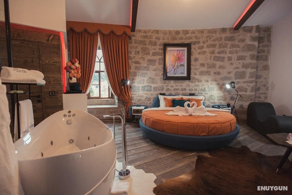 Suite Room with Jacuzzi, Garden View