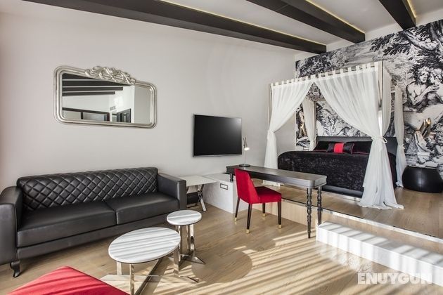 Honeymoon Suite Room