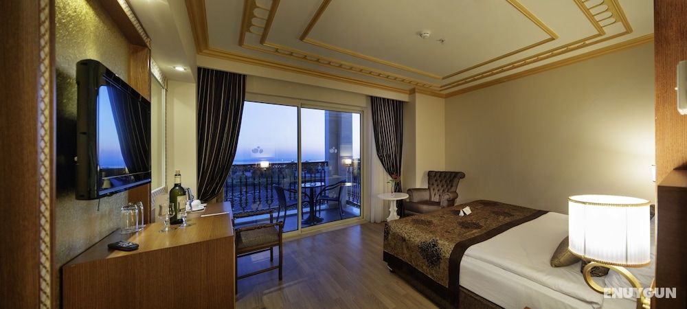 Standard Room, Partial Sea View