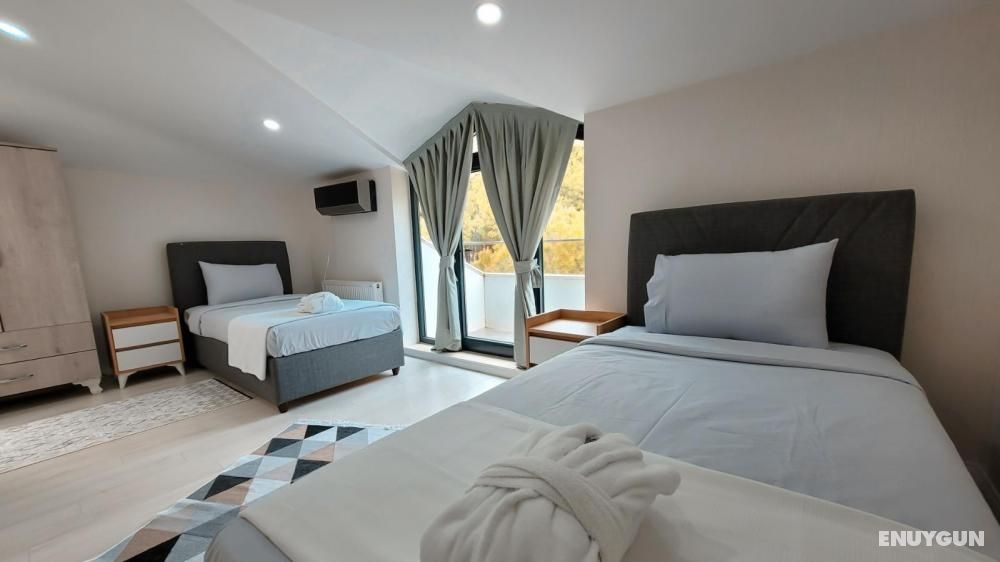 Penthouse Room with Twin Beds, Pool and Garden View, Two Single Beds