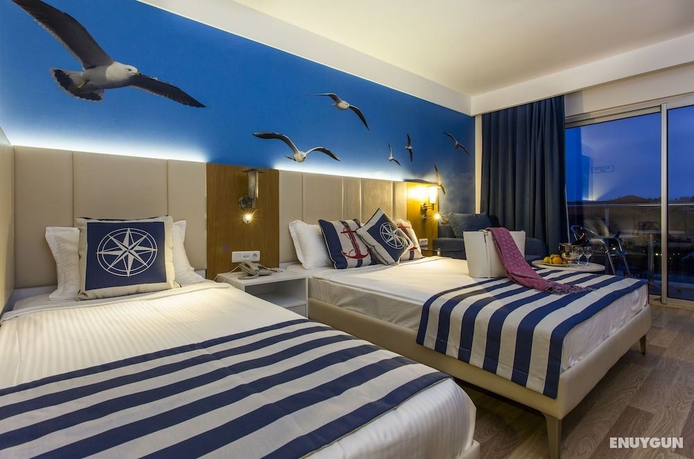 Standard Twin Room, Multiple Beds, Partial Sea View