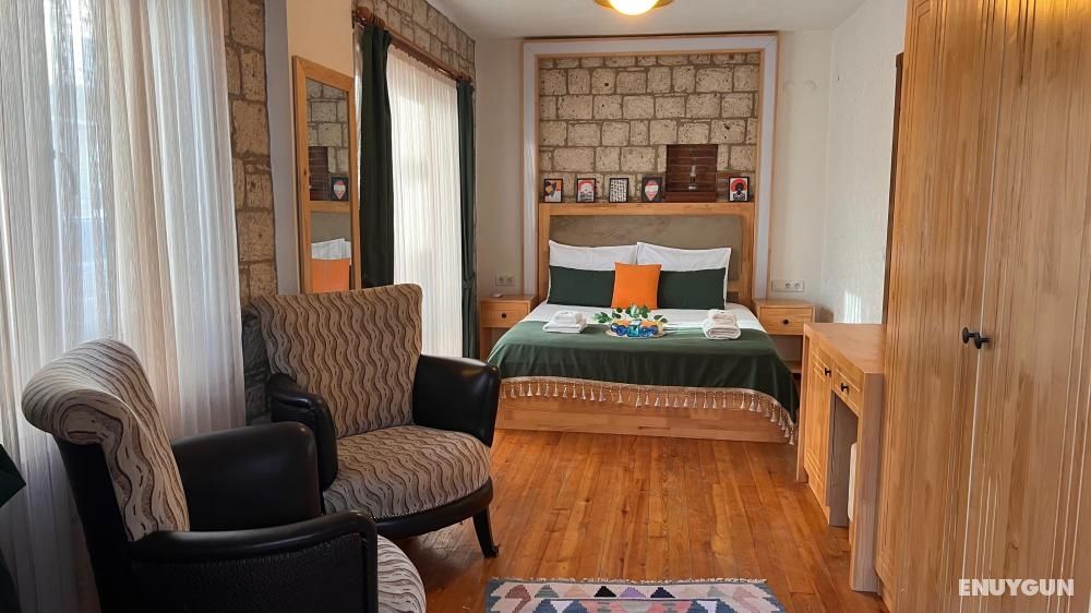 Bay Window Room, Land View