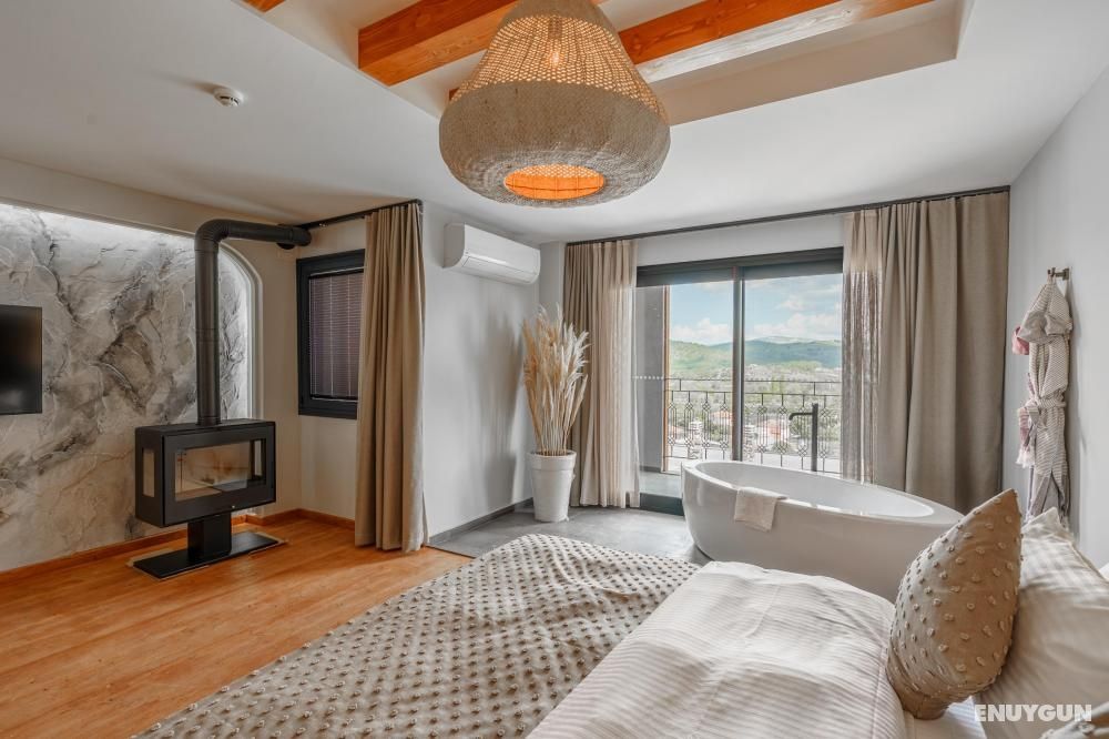 Suite, Mountain or Pool View, with Bathtub