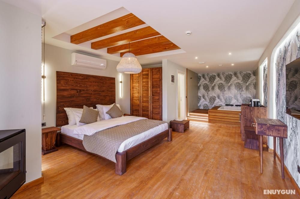 Garden Room with Jacuzzi, Mountain View, Jacuzzi and Private Garden